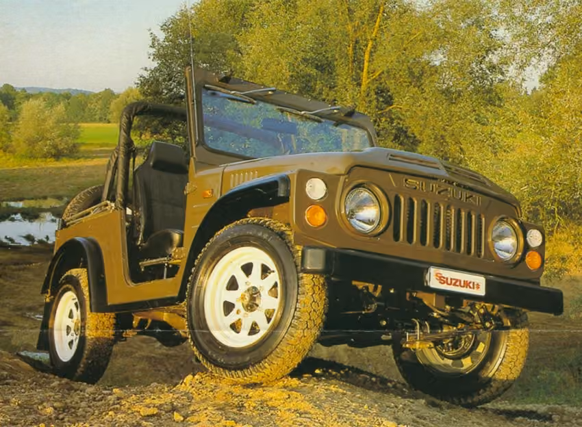 Abbildung zeigt zeigt einen grünen Jimny, der über einen Hügel fährt