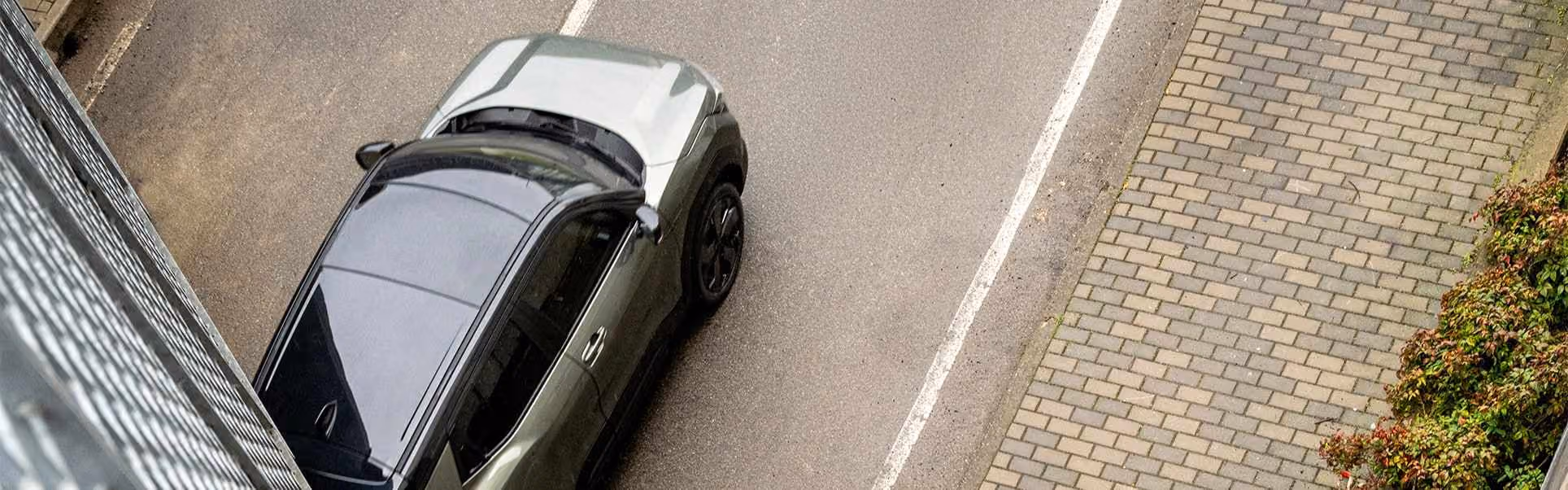 Der e VITARA von schräg oben, auf einer Straße fahrend.