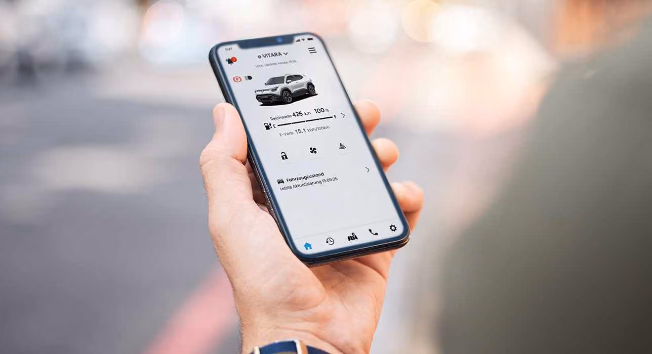 Eine Hand hält ein Smartphone, auf dem die SUZUKI CONNECT App geöffnet ist.
