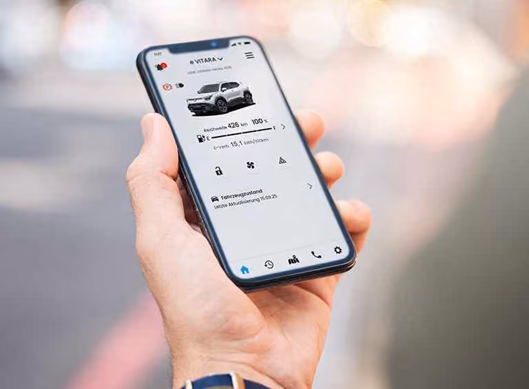 Eine Hand hält ein Smartphone, auf dem die SUZUKI CONNECT App geöffnet ist.