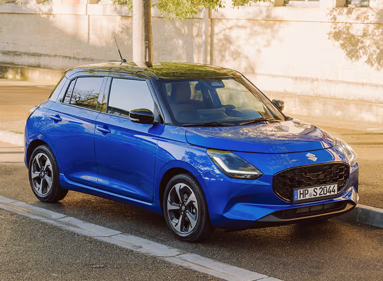 Abbildung zeigt blauen Swift auf einer Straße