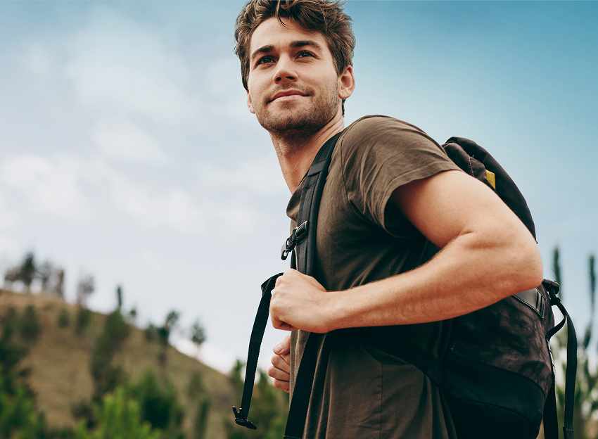 Ein Mann mit einem Rucksack beim Wandern